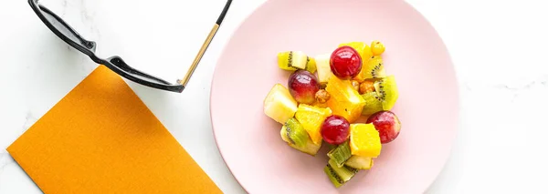 Yiyecek Içecek Diyet Konsepti Pembe Tabakta Taze Meyve Vegan Salatası — Stok fotoğraf