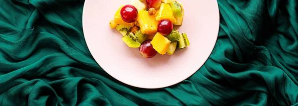 Food Drinks Diet Concept Fresh Fruit Vegan Salad Pink Plate — Stock Photo, Image