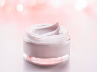 Tatil arkaplanındaki yüz kremi nemlendirici kavanozu, anti-yaş cilt bakım ürünleri yakın çekim