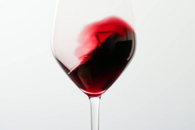 Tadım etkinliğinde bir bardak kırmızı şarap, kalite kontrol ve alkollü içecekler konsepti.