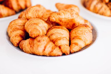 Hayır etkinliğinde hamur işi büfesi, tatlı yemek ve tatlı masası seti.