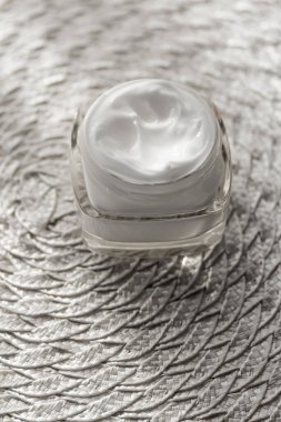 Kavanozda yüz kremi nemlendirici, lüks cilt kozmetiği ve sağlık ve güzellik markası için organik yaşlanmayı önleyici ürün.