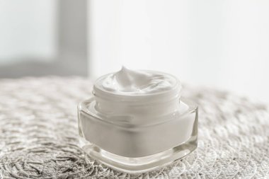 Kavanozda yüz kremi nemlendirici, lüks cilt kozmetiği ve sağlık ve güzellik markası için organik yaşlanmayı önleyici ürün.