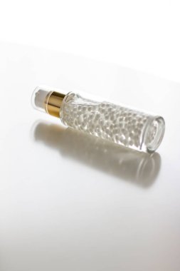 Şişede serum jeli ya da makyaj astarı, lüks cilt kozmetiği ve sağlık ve güzellik markası için organik yaşlanmayı önleyici ürün.