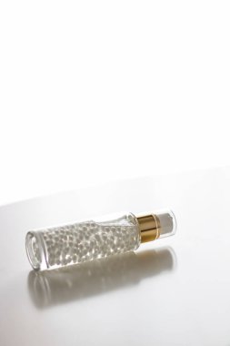 Şişede serum jeli ya da makyaj astarı, lüks cilt kozmetiği ve sağlık ve güzellik markası için organik yaşlanmayı önleyici ürün.