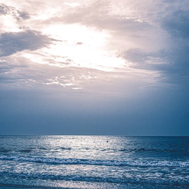 Güzel deniz ya da okyanus ufku, tropikal kumsal manzarası, yaz tatili seyahati ve tatil yeri sahnesi