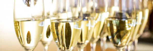 Skleničky Šampaňského Šumivého Vína Podávané Charitativní Akci Alkoholické Nápoje Zblízka — Stock fotografie