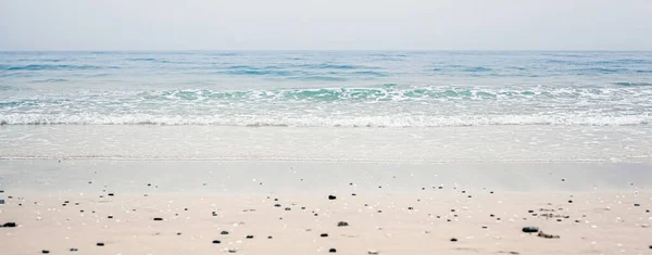 美しい海や海の地平線 熱帯砂のビーチからの海岸の景色 夏の休暇旅行や休暇先のシーン — ストック写真