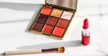 Makyaj ürünleri mermer arka planda, güzellik ve makyaj ürünleri makyaj masasında