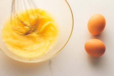 Yumurtaları mermer masada karıştırmak, ev yapımı yemek tarifi konsepti.