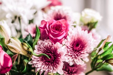 Bahar çiçeği buketi tatil ya da düğün hediyesi olarak.