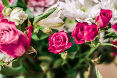 Bahar çiçeği buketi tatil ya da düğün hediyesi olarak.