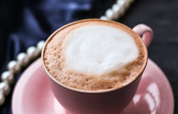 Cangkir Cappuccino Dan Perhiasan Mutiara Pada Kain Sutra Konsep Kafe — Stok Foto