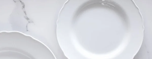 Leerer Teller Auf Weißem Marmortisch Als Hintergrund Essen Und Menühintergrund — Stockfoto