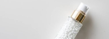 Şişede serum jeli ya da makyaj astarı, lüks cilt kozmetiği ve sağlık ve güzellik markası için organik yaşlanmayı önleyici ürün.