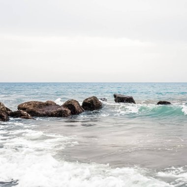Güzel deniz ya da okyanus ufku, tropikal kumsal manzarası, yaz tatili seyahati ve tatil yeri sahnesi