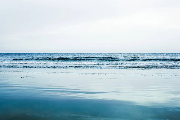 Gyönyörű Tenger Vagy Óceán Horizont Kilátás Tengerpartra Trópusi Homokos Strand — Stock Fotó