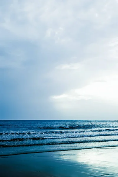 Gyönyörű Tenger Vagy Óceán Horizont Kilátás Tengerpartra Trópusi Homokos Strand — Stock Fotó