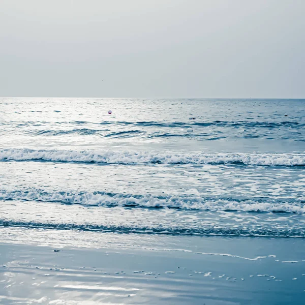 Prachtige zee of oceaanhorizon, uitzicht op de kust vanaf tropisch zandstrand, zomervakantie en vakantiebestemming — Stockfoto