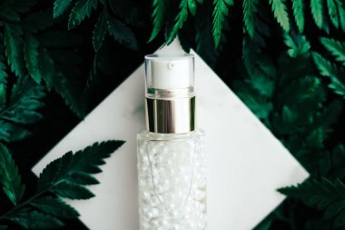 Lüks cilt nemlendirici serum jeli yeşil bahçe, doğal bitkisel kozmetik ve sağlık ve güzellik için organik yaşlanmayı önleyici ürün.