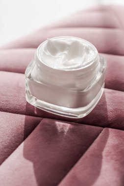 Kavanozda yüz kremi nemlendirici, lüks cilt estetiği ve sağlık ve güzellik için organik yaşlanmayı önleyici ürün.