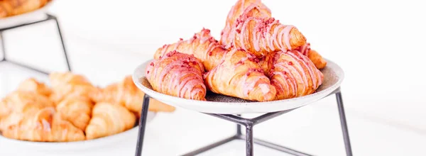 Bakverk buffé serveras på välgörenhet händelse, söt mat och dessert bord — Stockfoto