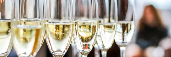 Szklanki szampana i wina musującego serwowane na imprezie charytatywnej, napoje alkoholowe — Zdjęcie stockowe