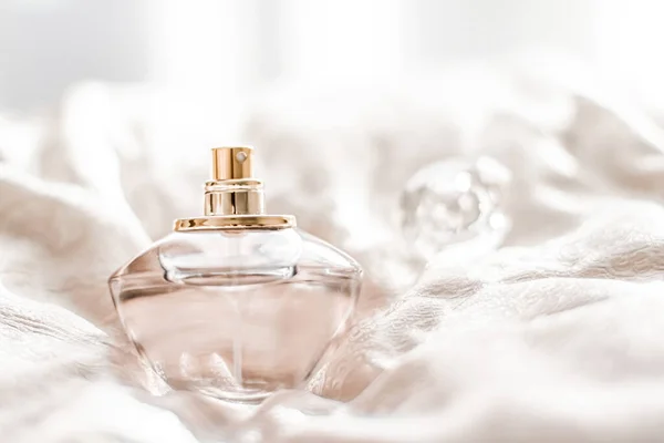 Perfume bottle with aromatic floral scent, luxury fragrance — Stock Photo, Image