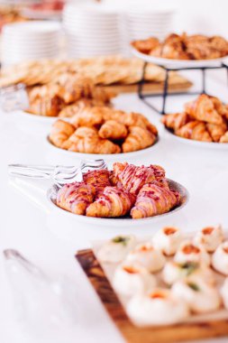 Pasta büfesi hayır etkinliği, tatlı yemek ve tatlı masasında servis edilir.