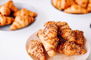 Pasta büfesi hayır etkinliği, tatlı yemek ve tatlı masasında servis edilir.