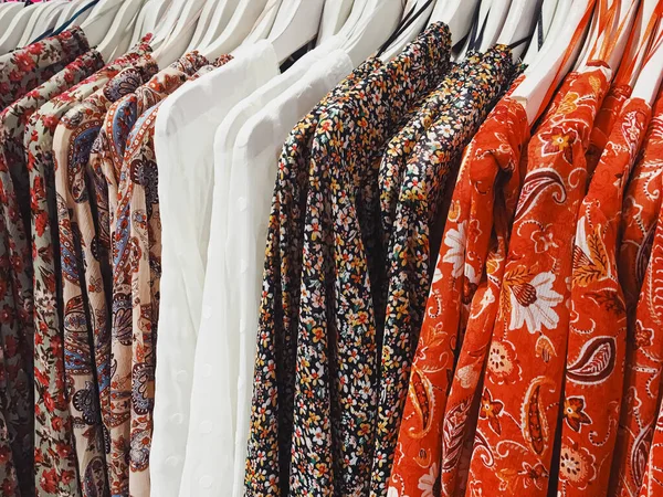 Ρούχα σε έκθεση σε ένα κατάστημα μπουτίκ στο εμπορικό κέντρο, γρήγορη μόδα — Φωτογραφία Αρχείου