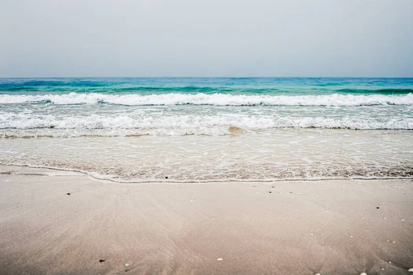 美しい海や海の地平線、熱帯砂のビーチからの海岸の景色、夏の休暇旅行と休日の目的地 — ストック写真