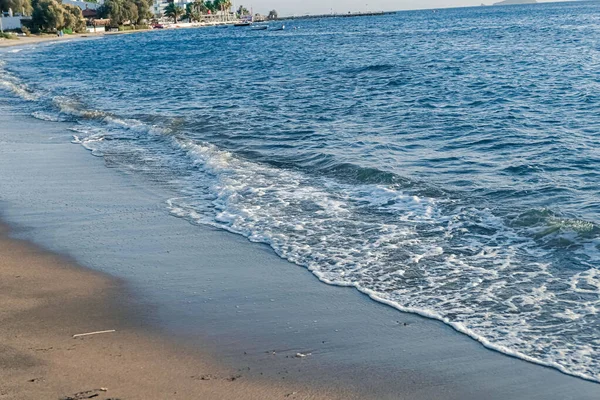 Όμορφη θάλασσα ή κύματα του ωκεανού, θέα στην ακτή από την τροπική παραλία άμμου, καλοκαιρινές διακοπές ταξίδια και προορισμός διακοπών — Φωτογραφία Αρχείου