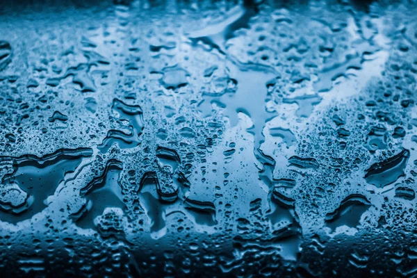 Gotas de água na superfície de vidro como fundo abstrato — Fotografia de Stock