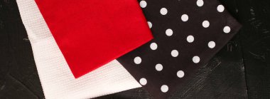 Katlanmış peçete ve mutfak havlusu siyah ahşap arka planda, köy tarzı.