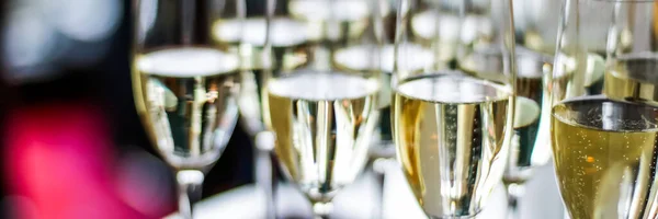 Glas champagne en mousserende wijn geserveerd op liefdadigheidsevenement, alcoholische dranken — Stockfoto