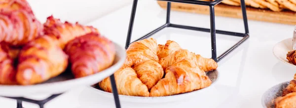 Buffet de pastelaria servido em evento de caridade, comida doce e mesa de sobremesa — Fotografia de Stock