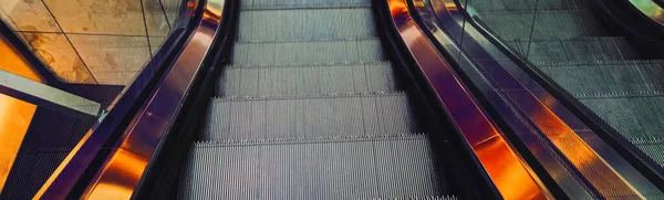 Escalera mecánica en un centro comercial del centro, ciudad metropilitana — Foto de Stock