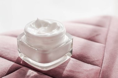 Kavanozda yüz kremi nemlendirici, lüks cilt estetiği ve sağlık ve güzellik için organik yaşlanmayı önleyici ürün.