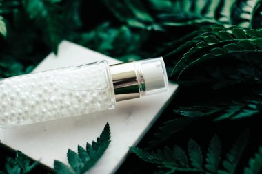 Lüks cilt nemlendirici serum jeli yeşil bahçe, doğal bitkisel kozmetik ve sağlık ve güzellik için organik yaşlanmayı önleyici ürün.