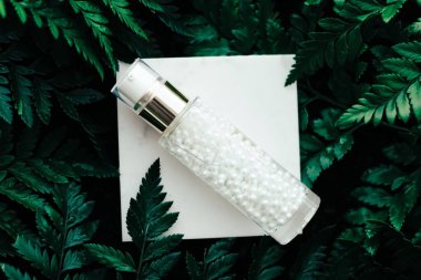 Lüks cilt nemlendirici serum jeli yeşil bahçe, doğal bitkisel kozmetik ve sağlık ve güzellik için organik yaşlanmayı önleyici ürün.