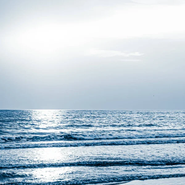 Prachtige zee of oceaanhorizon, uitzicht op de kust vanaf tropisch zandstrand, zomervakantie en vakantiebestemming — Stockfoto