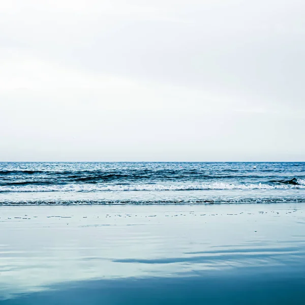 Prachtige zee of oceaanhorizon, uitzicht op de kust vanaf tropisch zandstrand, zomervakantie en vakantiebestemming — Stockfoto