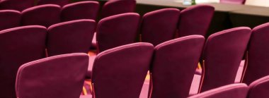 Bir otel konferans salonunda boş sandalyeler, iş ve iç tasarım