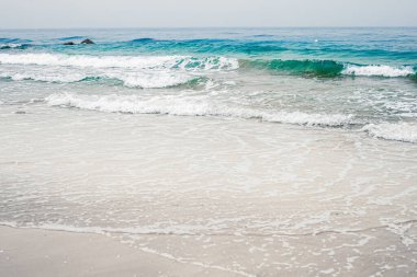 Güzel deniz ya da okyanus ufku, tropikal kumsal manzarası, yaz tatili seyahati ve tatil beldesi