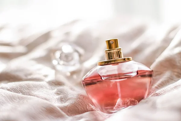 Butelka perfum o aromatycznym kwiatowym zapachu, luksusowym zapachu — Zdjęcie stockowe