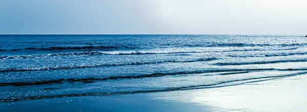 Splendido orizzonte mare o oceano, vista sulla costa dalla spiaggia di sabbia tropicale, vacanze estive e destinazione turistica — Foto Stock