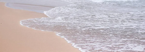 Splendide onde del mare o dell'oceano, vista sulla costa dalla spiaggia di sabbia tropicale, vacanze estive e destinazione turistica — Foto Stock