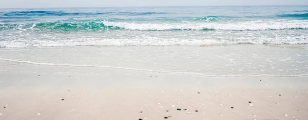 Prachtige zee of oceaanhorizon, uitzicht op de kust vanaf tropisch zandstrand, zomervakantie en vakantiebestemming — Stockfoto