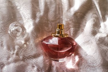 Aromatik çiçekli parfüm şişesi, lüks bir koku.